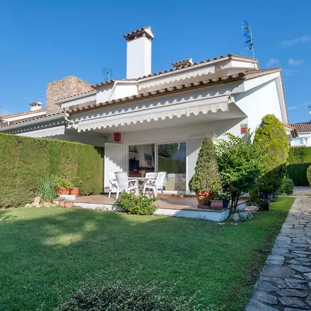 Villa Casa Acollidora: Beachside Comfort For 8 Near Center *