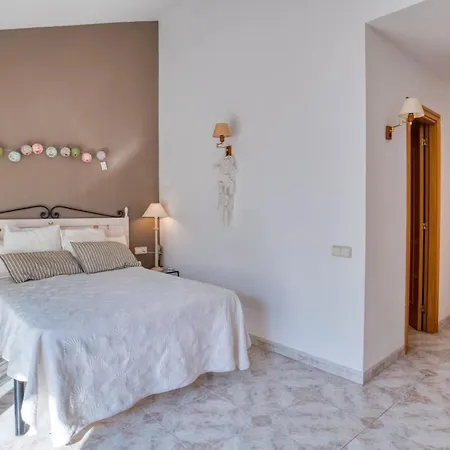 Casa Acollidora: Beachside Comfort For 8 Near Center Villa