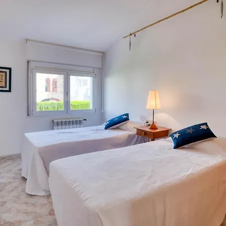 Casa Acollidora: Beachside Comfort For 8 Near Center Villa *