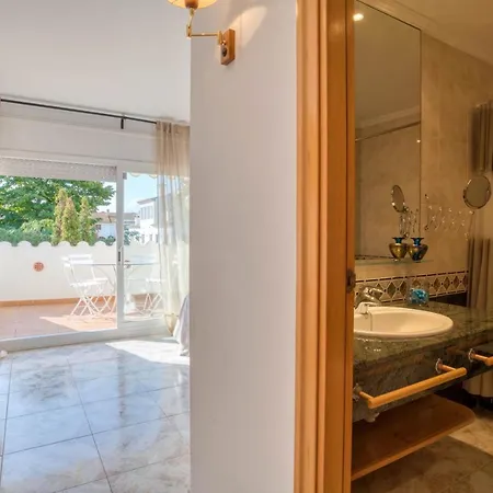 Casa Acollidora: Beachside Comfort For 8 Near Center