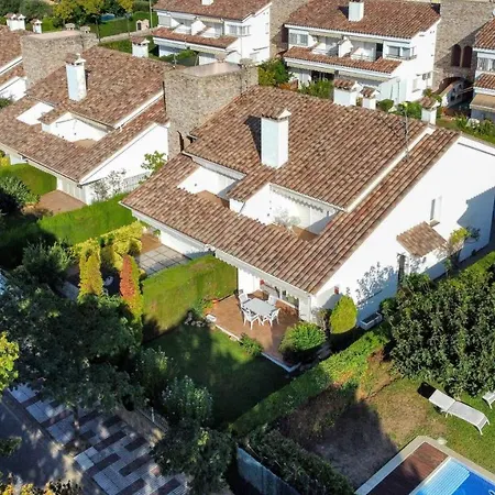 Casa Acollidora: Beachside Comfort For 8 Near Center Villa *